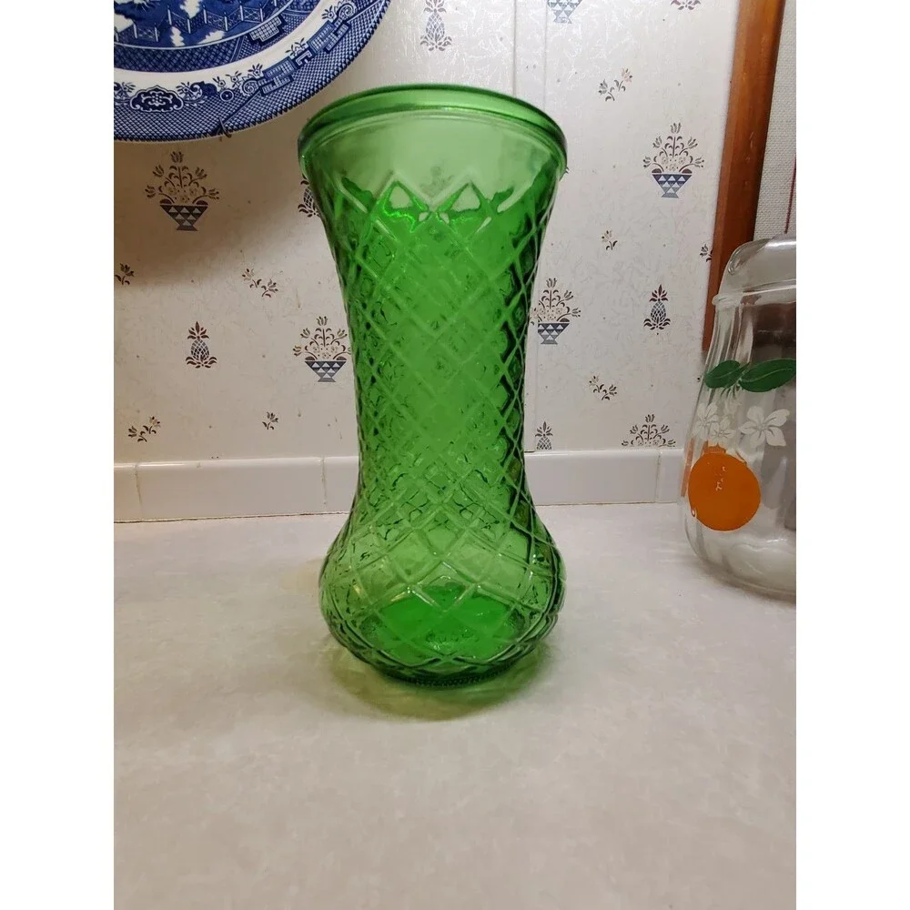 Vintage Hoosier Vase 4086 EMERALD GREEN Glass Diamond Quilt Pattern 8.5”Tall